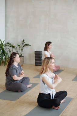 Beden derisinde nilüfer pozu veren bir grup kadın.