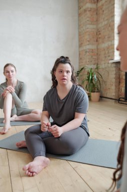 Antrenmandan sonra yoga eğitmenine danışan kızı devre dışı bırak