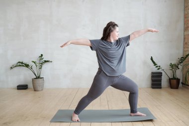 Kollarını açıp paspas üzerinde egzersiz yapan kızı engelle