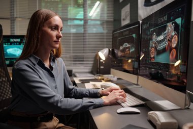 Yenilik Bürosu 'nda yeni arabanın 3 boyutlu grafik modelini oluştururken bilgisayar ekranına bakan genç ciddi iş kadını