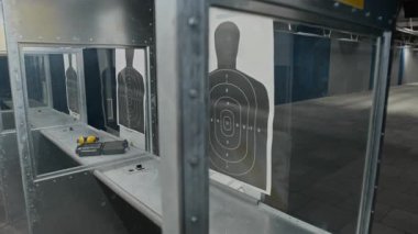 Eğitim oturumundan önce, koruyucu kulaklıklar ve yastıklı depolama çantasının yanında, atış poligonunda hedef tahtası olan karton gövde tam kavisli hiç kimse yok.