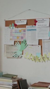 Psikolojik materyal ve psikoterapist işyeri - masa, deri sandalye, dizüstü bilgisayar, kitap rafları ve belgelerin olduğu dikey ilan panosu yok.