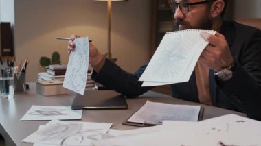 Sakallı, beyaz bir psikolog masada oturmuş korkunç çocuk çizimleri gösteriyor ve çocukluk anksiyetesini tanımlıyor.