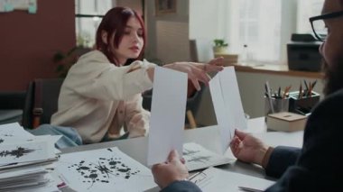 Orta boy kızıl saçlı beyaz bir kız okul psikologuyla terapi seansında ruh halini değerlendiriyor. Duygusal olmayan duygu yüklü bir kart seçiyor, psikolojik değerlendirme yapıyor.