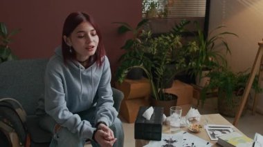 Ağlayan, kızıl saçlı, bol elbiseli beyaz bir kızın travmatik deneyimlerinden ve duygusal acılarından bahseden, dinleyen ve mendil sunan erkek psikoloğa.