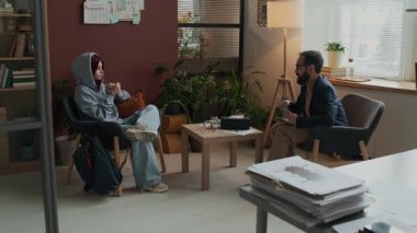 Erkek psikologların bol elbiseli genç beyaz kızla konuştuğu, koltuklarda oturduğu ve zihinsel sağlık sorunlarını tartıştığı, terapistin elinde test kartları tuttuğu bir sahne.