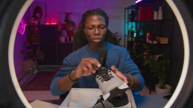 Hayal kırıklığına uğramış zenci blog yazarının sosyal medyada spor ayakkabılarını incelemesi, tasarım kusurları ve kötü kalite göstergesi olarak orta büyüklükte UGC görüntüleri.