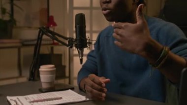 Canlı yayında canlı yayına katılıp önemli konuları tartışan tanınmayan Afrikalı Amerikalı adamın orta ve orta kesimine yakın çekim.