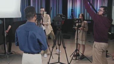Bacak protezli profesyonel bir kameraman ekibine talimat veriyor. Afrika kökenli Amerikalı bir adamın kamerayla konuşurken çekilmiş videosunu çekiyor.