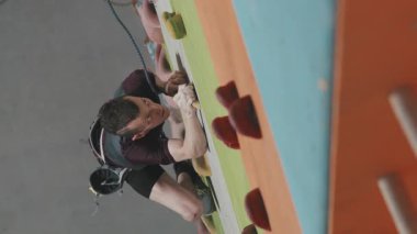 Kapalı bacağı kesik sporcunun duvarlara tırmanması çok yavaş.