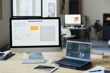 Ortak çalışma alanında bir grup bilgisayar donanımı olan modern tasarımcı veya yazılım geliştiricisinin çalışma yeri