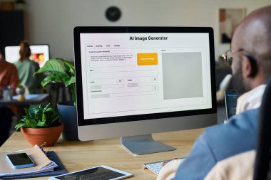 Genç erkek tasarımcı tarafından kullanılan veya programcı tarafından test edilen AI resim oluşturuculu masaüstü bilgisayar ekranına odaklan