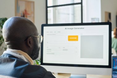 Masaüstü bilgisayar ekranının önünde oturan genç Afrikalı Amerikalı tasarımcının kel kafasına odaklan ve yapay zeka görüntü üreteci kullan