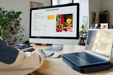 Tanımlanamayan erkek programcının elleri bilgisayarın yanında şifreli veri ile yeni ürünü test ediyor.