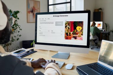 Yeni ürünü kullanan ya da test eden tasarımcının iş yerinde duran AI resim oluşturuculu masaüstü bilgisayarının ekranı
