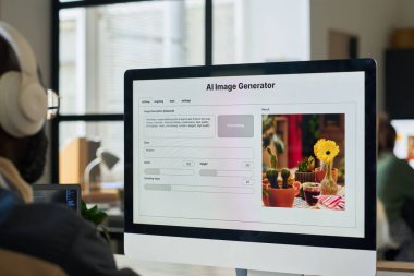 Genç erkek ofis çalışanının önünde duran yapay zeka görüntü jeneratörüyle masaüstü bilgisayar ekranına odaklan