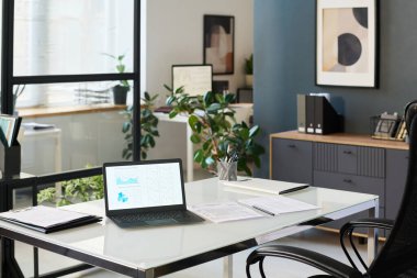 Modern ofiste bilgisayarlı ve belgeli iş adamı işyeri