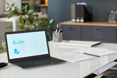 Bilgisayarlı ve mali grafikleri ekranda olan işyerinin kapatılması