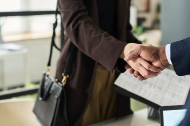 Ofiste buluşmadan önce eşlerin el sıkışması ve birbirlerini selamlaması.