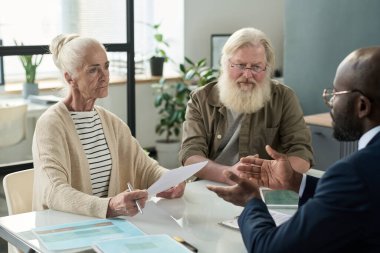 Üst düzey çift ofiste emlakçıyla ipotek anlaşmasını tartışıyor.