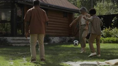 Çok ırklı mutlu bir ailenin, beyaz bir annenin, Afrikalı bir Amerikalının babasının, melez bir ergen kızın ve oğullarının çimlerin üzerinde çember oluşturup birbirlerine futbol pasları atmalarının yavaş çekimleri.