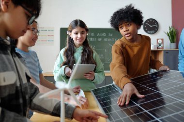 Güneş paneli ve yel değirmeni modellerinin yer aldığı aktif sınıf aktivitelerine katılan çeşitli çocuk grupları takım çalışmalarını ve yenilenebilir enerji kavramlarını sergiliyor