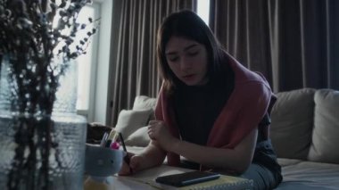 Orta boy liseli kızın evde oturup ödev yaparken, akıllı telefondan biplediği bir fotoğraf. Çevrimiçi trolden iğrenç içerikler açan bir kız. İnançsızlığa dalıp sonra da tiksinerek telefonu fırlatıyor.