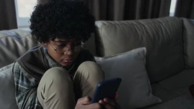 13 yaşında, üzgün, gözlüklü bir Afro-Amerikan çocuğun kanepeye kıvrılıp sosyal medyada nefret dolu mesajlar yazması, sonra da geri çevirmesi.