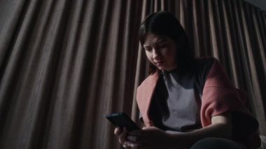 Umutsuz, ağlamaklı, beyaz bir kız evinin karanlık odasında tek başına oturmuş siber zorbalarla ya da internet trolleriyle iletişim kurarken akıllı telefonuna mesajlar yazıyor, onu aşağılıyor ve alay ediyor.