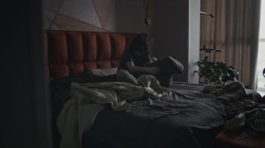 Kafkasyalı genç bir kızın dağınık yatak odasında oturup gönül yarası ya da ihanete uğradığını, sonra öfkeyle bağırdığını, yastığa vurduğunu, sonra yorganın altına saklandığını ve ıstırap içinde ağladığını.