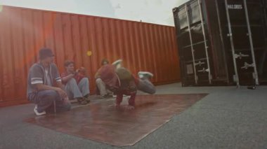 Havalı hip hop kıyafetleriyle gezen yetenekli beyaz Z-B-Boy 'un el kamerasıyla çekilen ve kendi yaratıcılığını dışa vururken, aynı zamanda akranları arasında rock hareketleri sergilemesi.