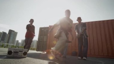 Sokak kıyafetleri içinde beyaz bir çocuğun rock and power hareketlerini sergilediği, açık havada gücünü ve bireyselliğini sergilediği, parlak güneşli bir günde arkadaşlarıyla müzik setini kırdığı yavaş çekim.