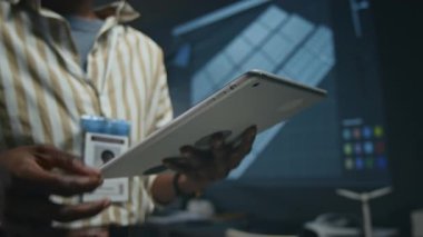 Genç Afro-Amerikan temiz enerji mühendisinin yakın çekim görüntüleri tablet bilgisayarla bilimsel konferansta güneş enerjisi sistemi projesini sunuyor, yenilenebilir enerji.