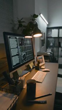 Hiçbir insan, sürdürülebilir teknoloji ofisindeki çalışma masasında güneş paneli yapısının teknik çizimini gösteren bilgisayar monitörünün dikey yan görüntüsünü çekmez.