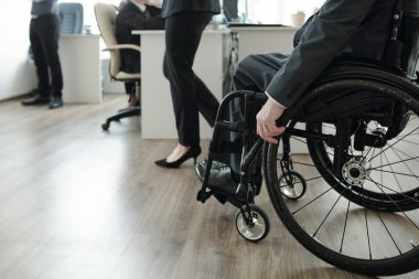 Formalite icabı sakat iş adamı açık uzay ofisinde dolaşıyor.