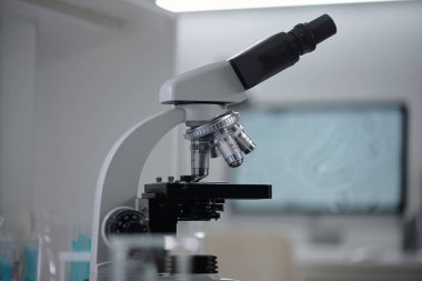 Laboratuvar ortamında gelişmiş mikroskobun yakın plan çekimlerinde bilimsel örneklerin detaylı incelenmesi üzerinde yoğunlaşarak parlak tasarım ve modern teknoloji araştırma ortamında sergilenmektedir.