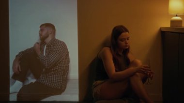 Bir kadeh şampanyayla yerde oturan üzgün ve gücenmiş genç bir kadının eski erkek arkadaşını düşünmesi ve acı dolu bir ayrılık yaşaması.