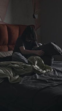 Kafkasyalı genç bir kızın yatak odasında tek başına oturup ilişkisinin bitmesine ya da ihanete uğramasına ağlarken, öfkeyle bağırırken, yastığa vururken, sinir krizi geçirirken.