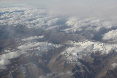 Bir uçağın üzerinde görünen dağlar
