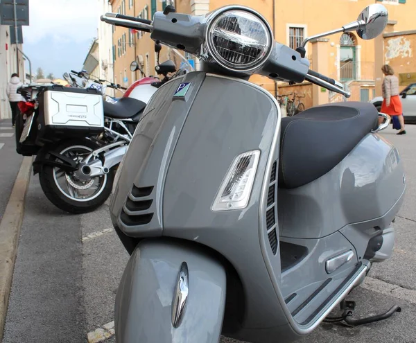 Vespa Motocykl Zaparkovaný Ulicích Města Belluno — Stock fotografie