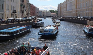 Neva Nehri, Saint Petersburg, Rusya 'dan turist tekneleri yola çıkıyor. Saint Petersburg Panoraması, Kış Sarayı manzarası, yazları küçük gemiler. Seyahat ve turizm teması