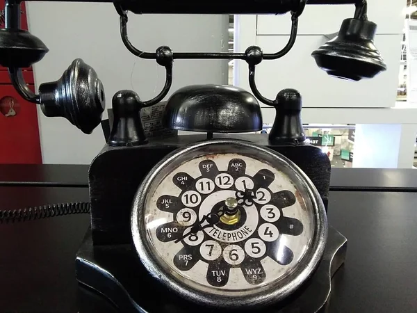 Una Foto Teléfono Negro Línea Fija Vintage Con Reloj —  Fotos de Stock