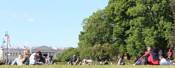 圣彼得堡市中心的娱乐区天气好的时候 人们在草坪上休息 — 图库照片