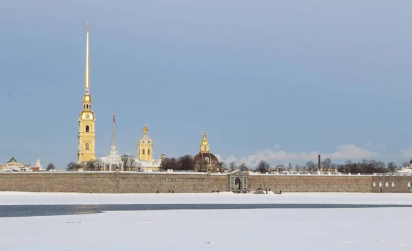 ピーターとポール大聖堂ピーターとポール要塞晴れた2月の日に ロシアのサンクトペテルブルク — ストック写真