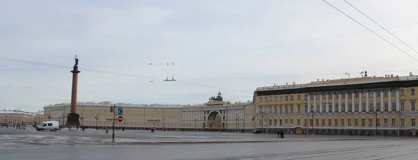 サンクトペテルブルクの冬宮殿広場を見る — ストック写真