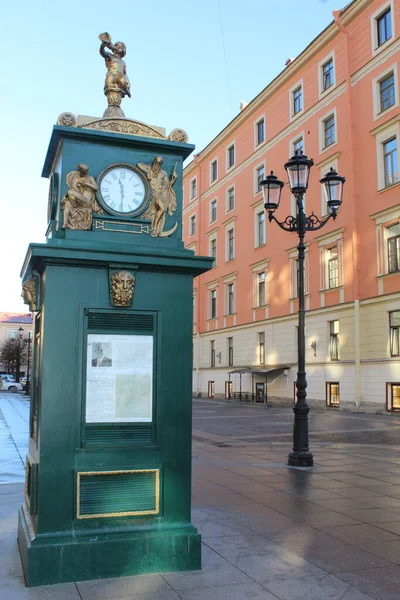 Relógio Bonito Pessoas Malaya Konyushennaya Ulitsa Avenida Nevsky — Fotografia de Stock