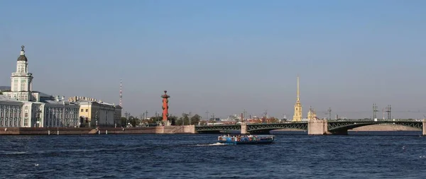 Kunstkamera サンクトペテルブルクのネヴァ川の堤防上に構築 — ストック写真