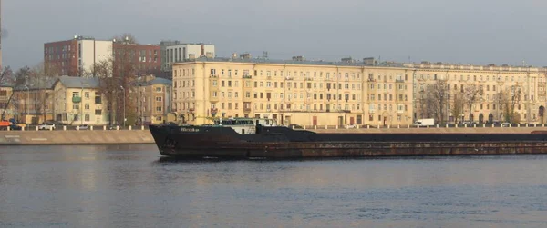 サンクトペテルブルクのネヴァ川近くの貨物船ロシア — ストック写真