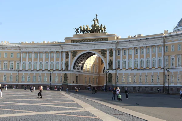 ロシアのサンクトペテルブルクの宮殿広場を歩く人々 — ストック写真