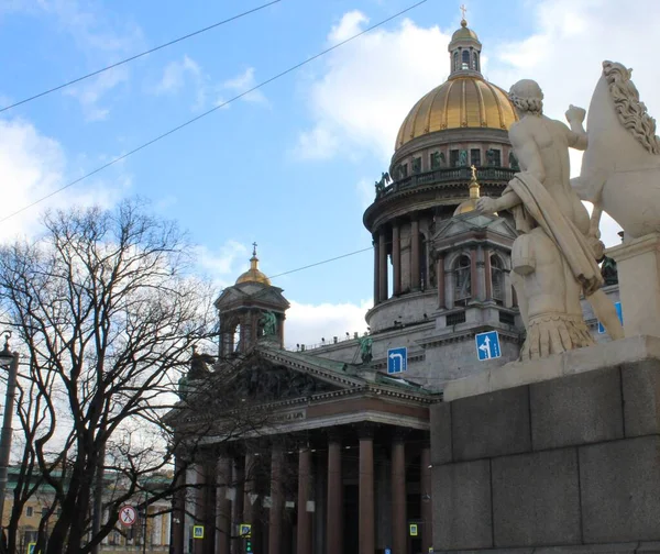 Utsikt Över Antika Statyerna Stuckatur Och Kupolen Isaacs Cathedral Petersburg — Stockfoto